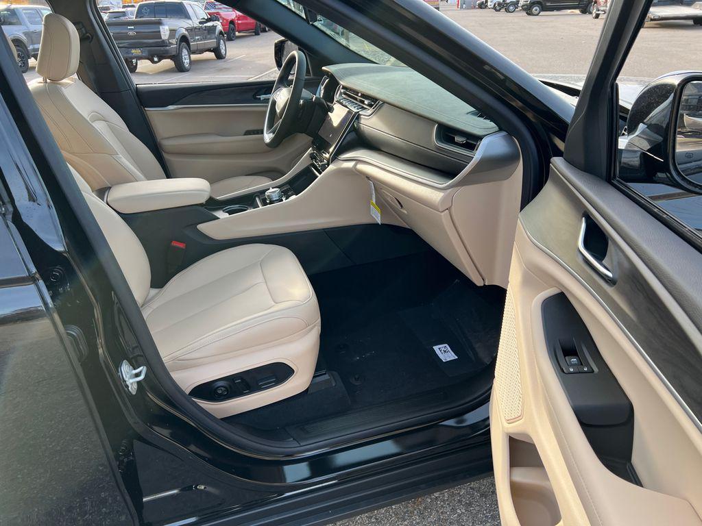 new 2025 Jeep Grand Cherokee car, priced at $43,124