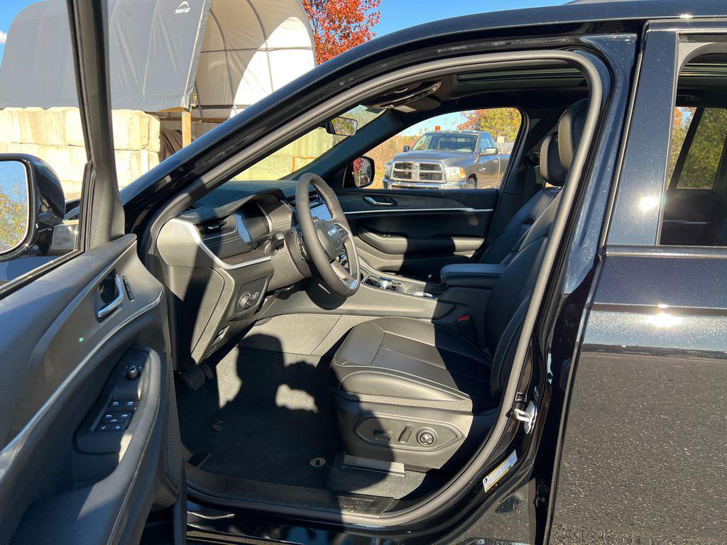 new 2025 Jeep Grand Cherokee car, priced at $45,454