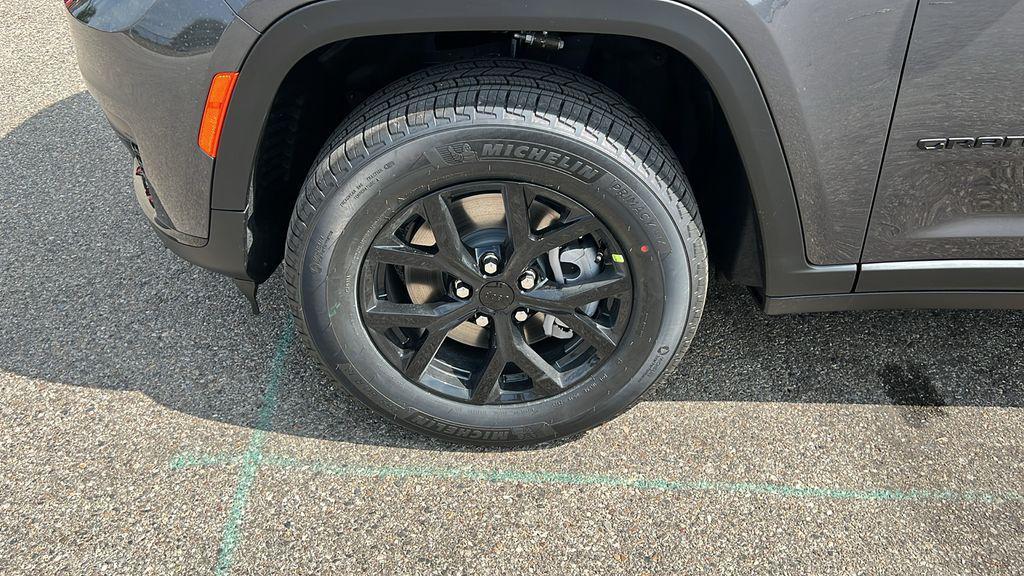 new 2025 Jeep Grand Cherokee L car, priced at $40,985