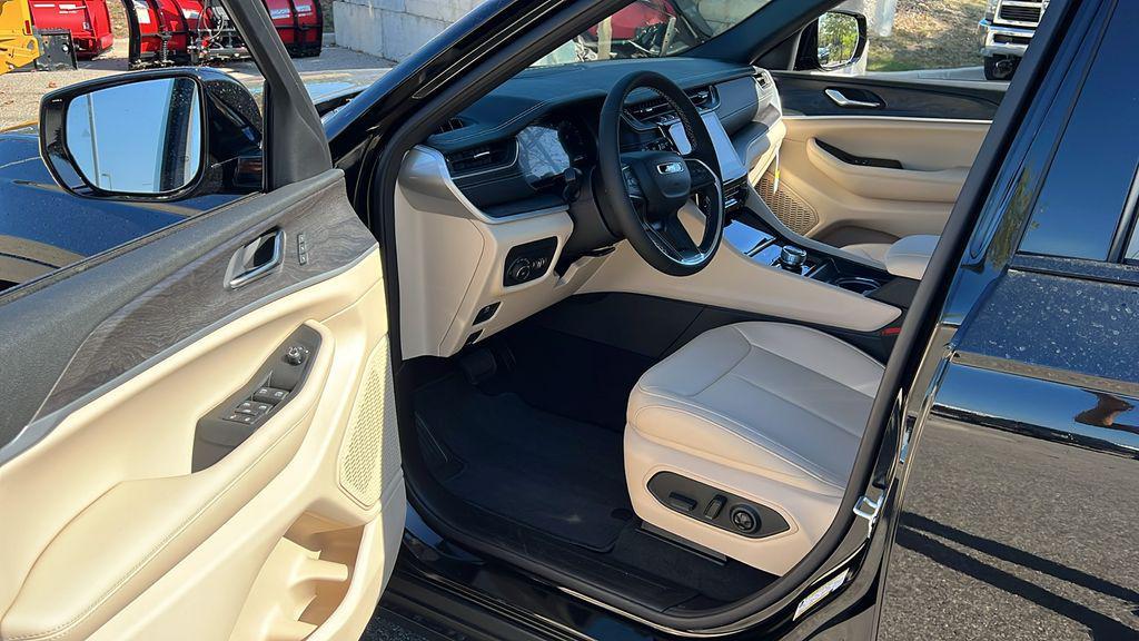 new 2025 Jeep Grand Cherokee L car, priced at $42,086