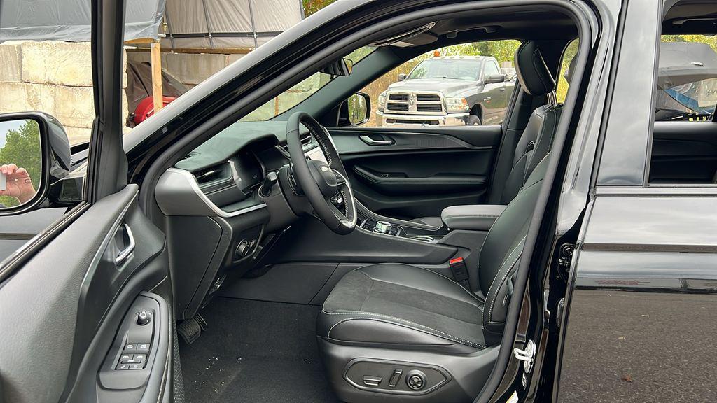 new 2025 Jeep Grand Cherokee L car, priced at $40,985