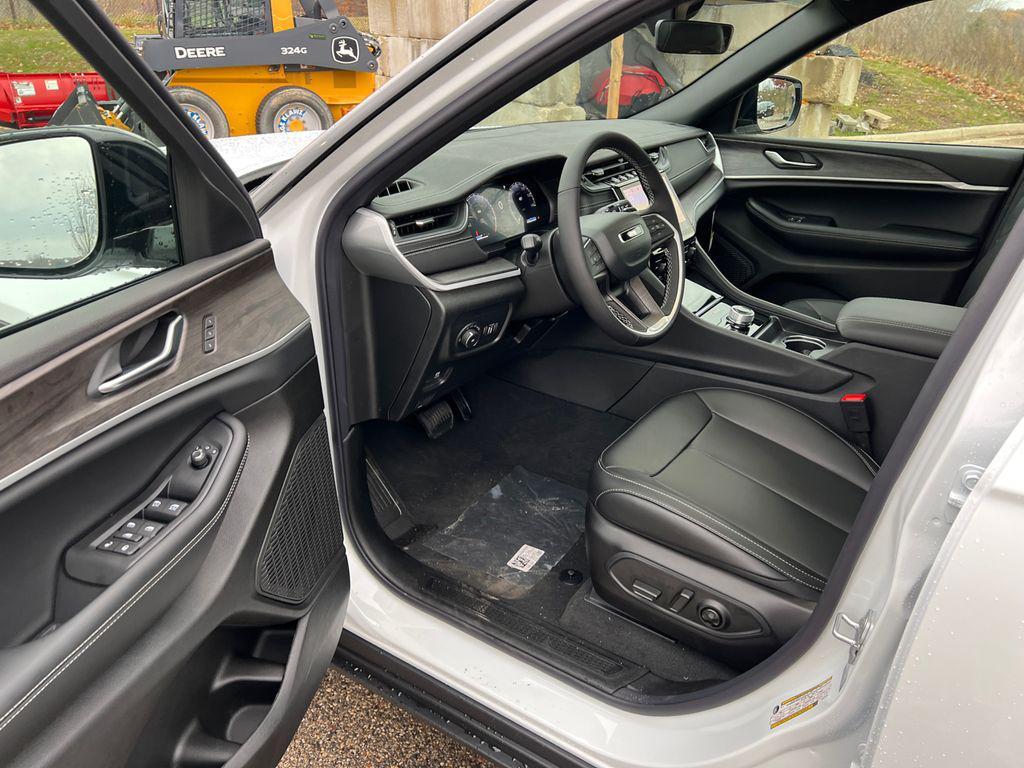 new 2025 Jeep Grand Cherokee car, priced at $45,799