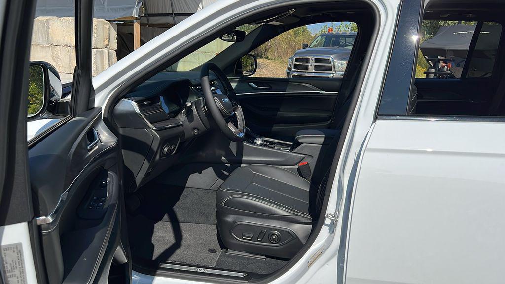 new 2025 Jeep Grand Cherokee car, priced at $49,220