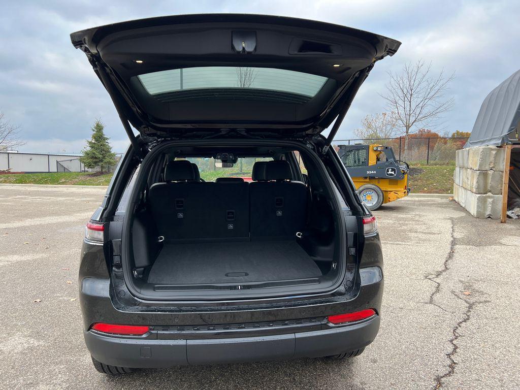 new 2025 Jeep Grand Cherokee car, priced at $43,114