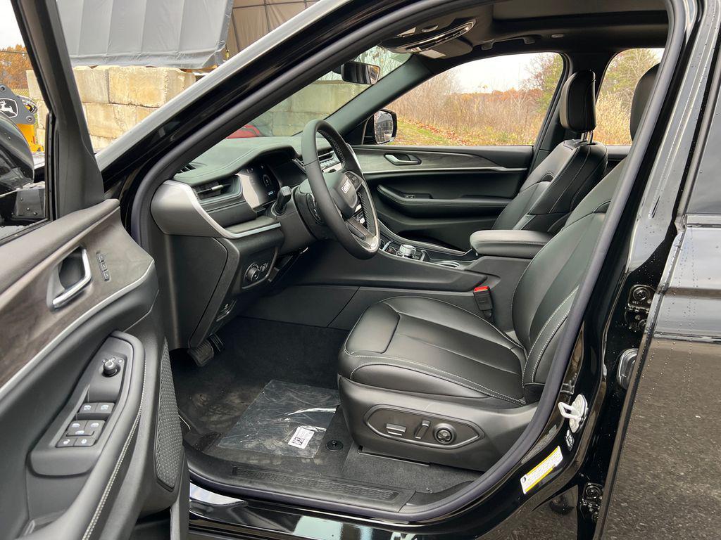new 2025 Jeep Grand Cherokee car, priced at $43,114