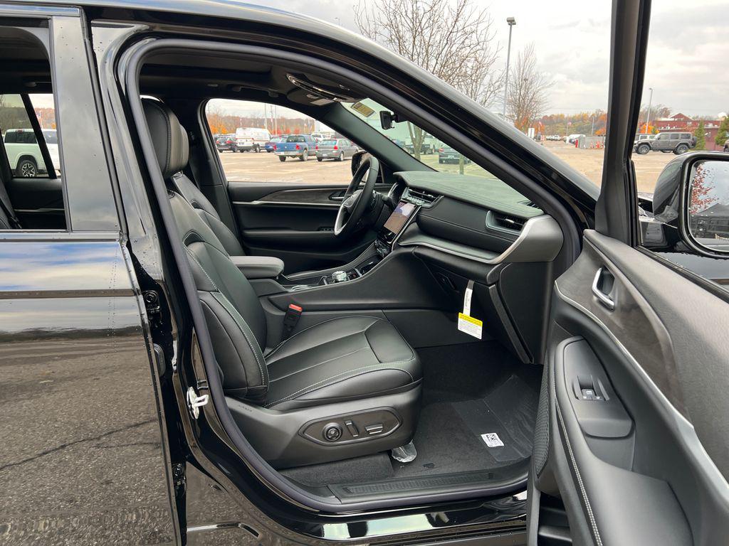 new 2025 Jeep Grand Cherokee car, priced at $43,114