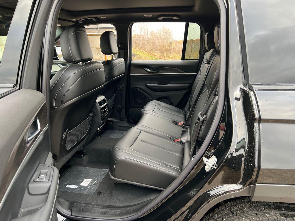 new 2025 Jeep Grand Cherokee car, priced at $43,114