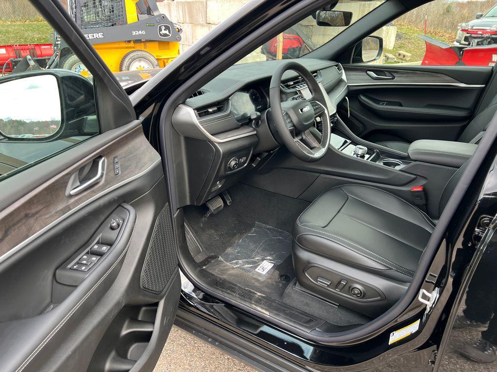 new 2025 Jeep Grand Cherokee car, priced at $46,808