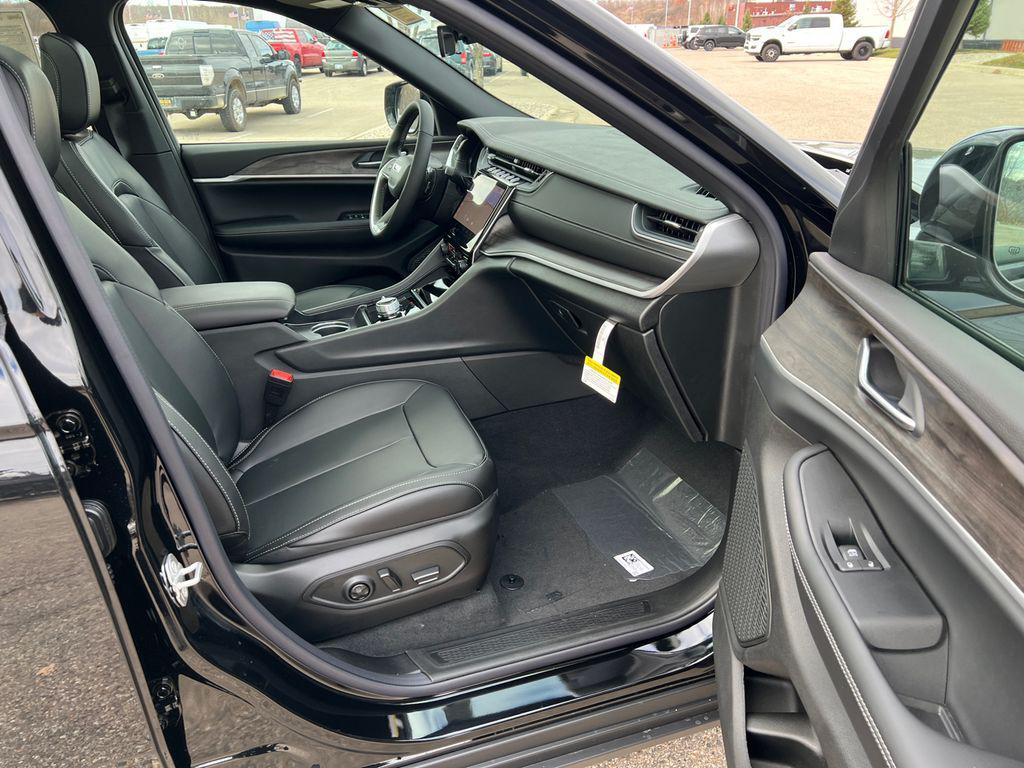 new 2025 Jeep Grand Cherokee car, priced at $46,808