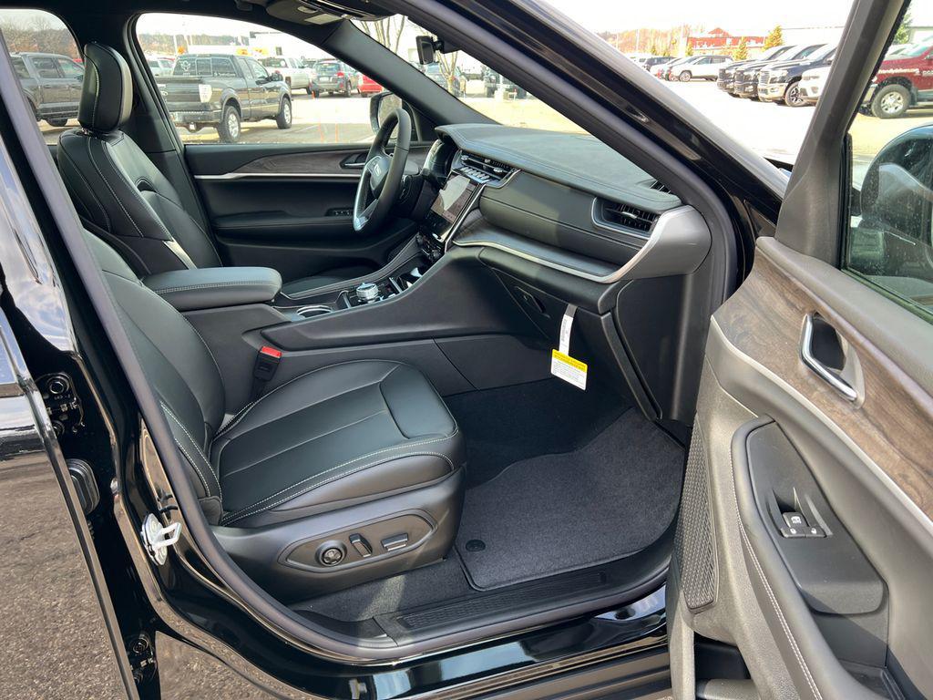 new 2025 Jeep Grand Cherokee car, priced at $46,808