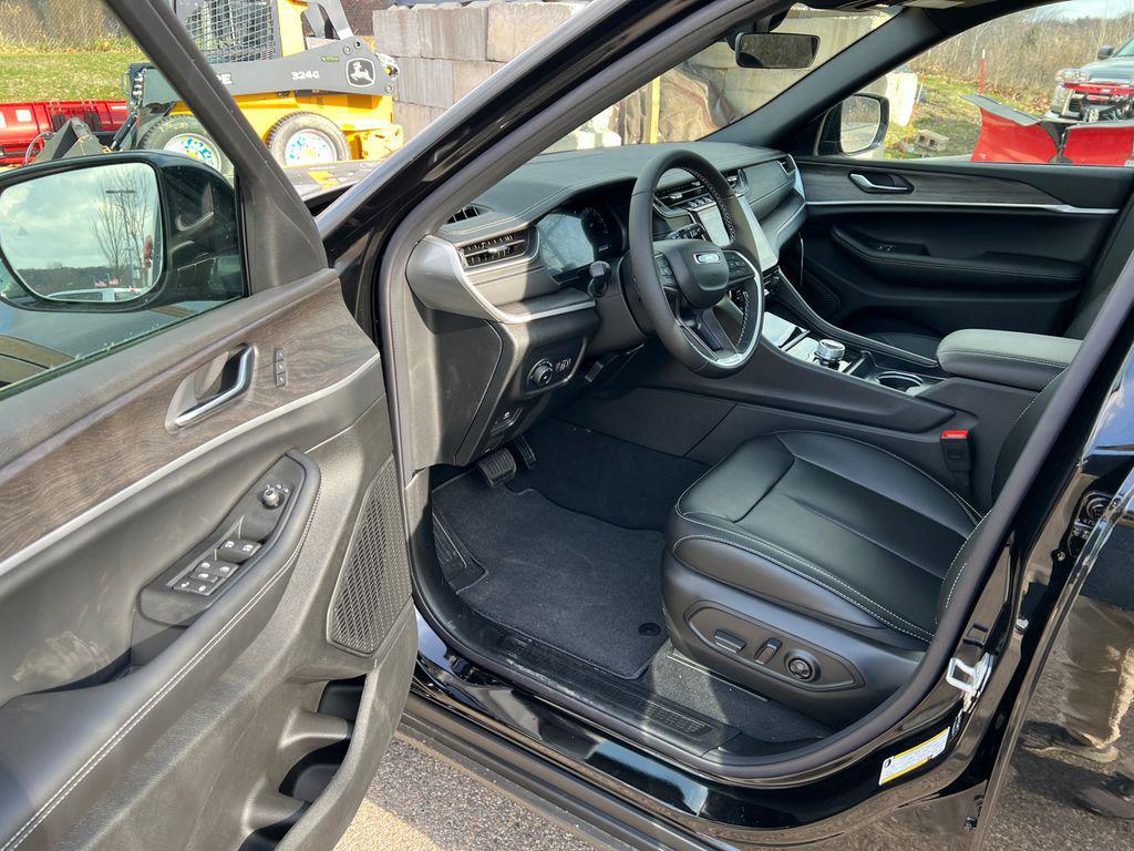 new 2025 Jeep Grand Cherokee car, priced at $46,808