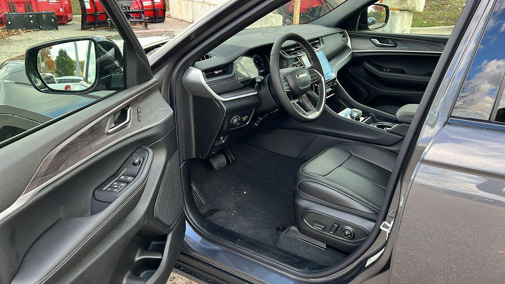 new 2025 Jeep Grand Cherokee car, priced at $43,975