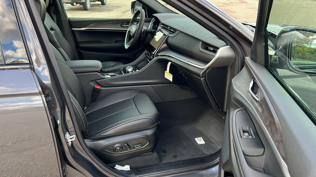 new 2025 Jeep Grand Cherokee car, priced at $43,975