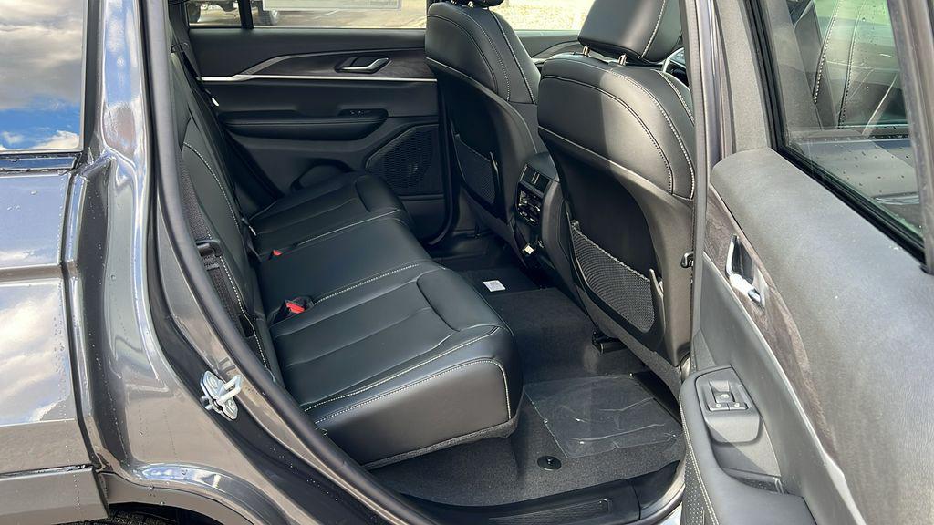 new 2025 Jeep Grand Cherokee car, priced at $43,975