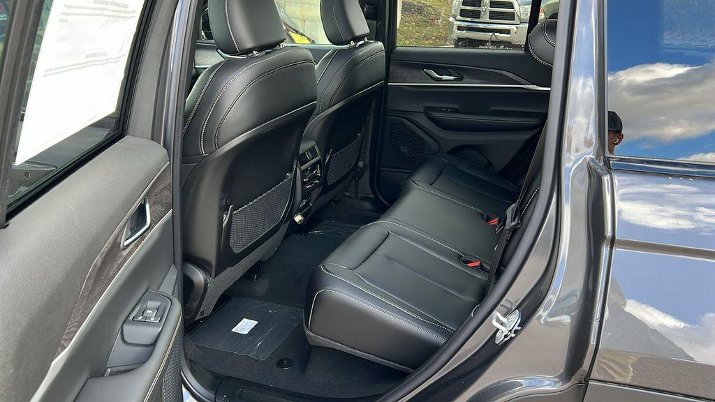 new 2025 Jeep Grand Cherokee car, priced at $43,975