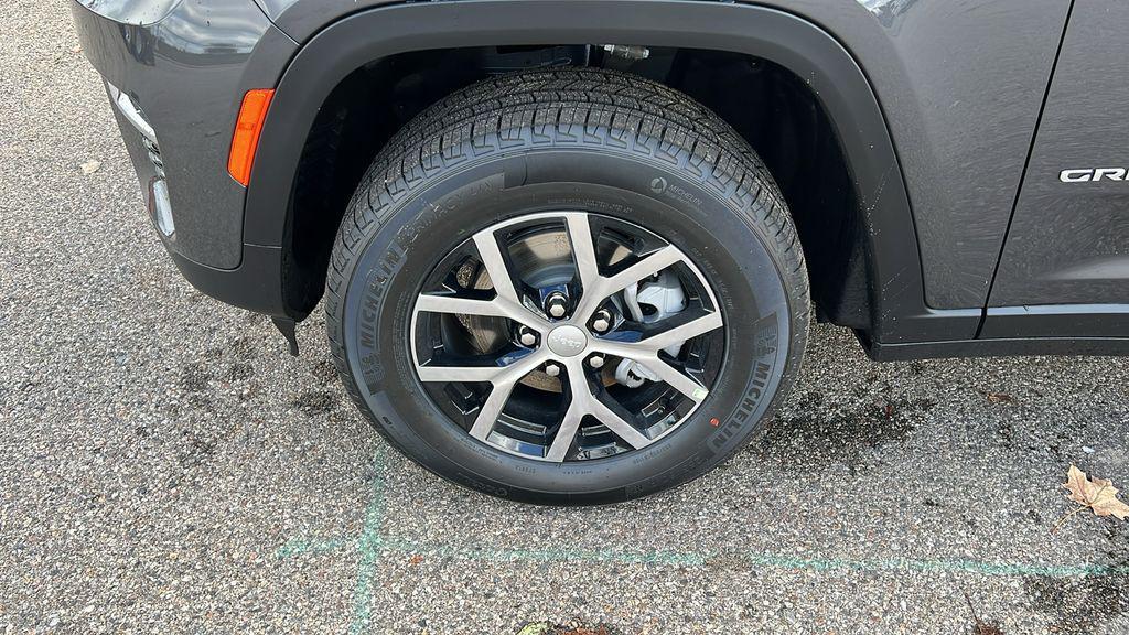 new 2025 Jeep Grand Cherokee car, priced at $43,975