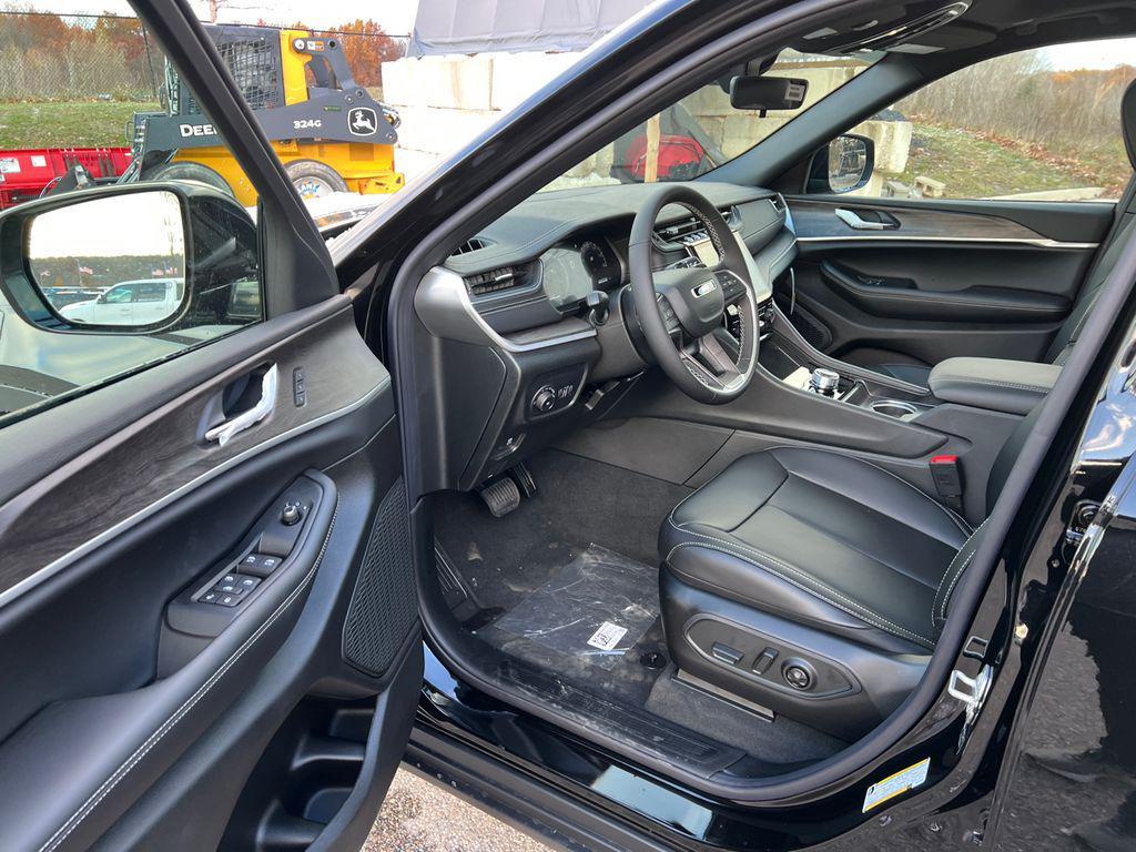 new 2025 Jeep Grand Cherokee car, priced at $46,808