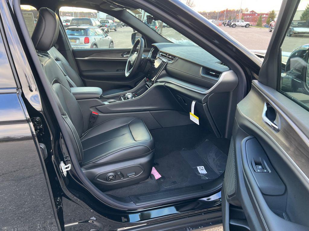 new 2025 Jeep Grand Cherokee car, priced at $46,808