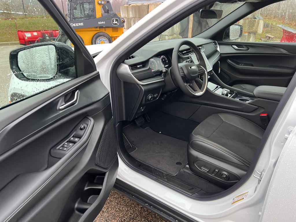 new 2025 Jeep Grand Cherokee L car, priced at $42,881