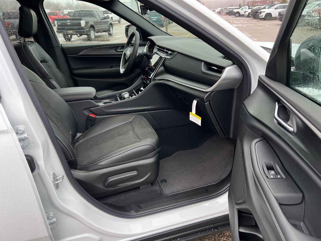 new 2025 Jeep Grand Cherokee L car, priced at $42,881