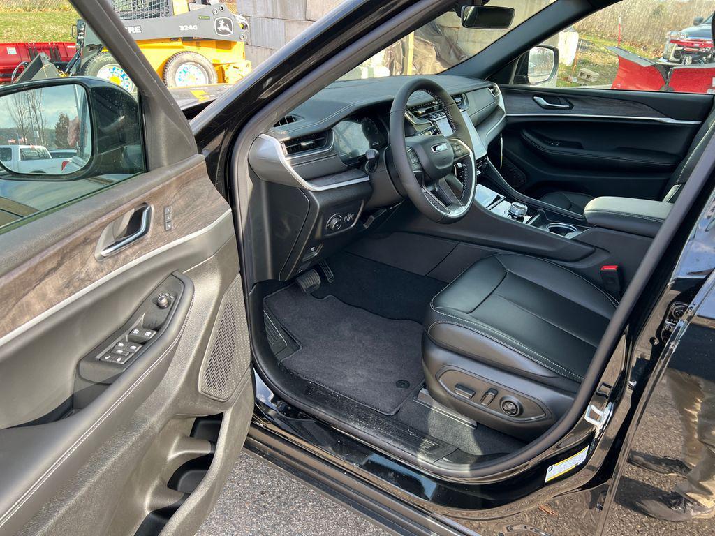 new 2025 Jeep Grand Cherokee car, priced at $46,808