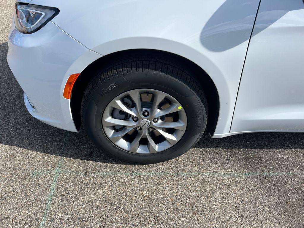 new 2026 Chrysler Pacifica car, priced at $41,038