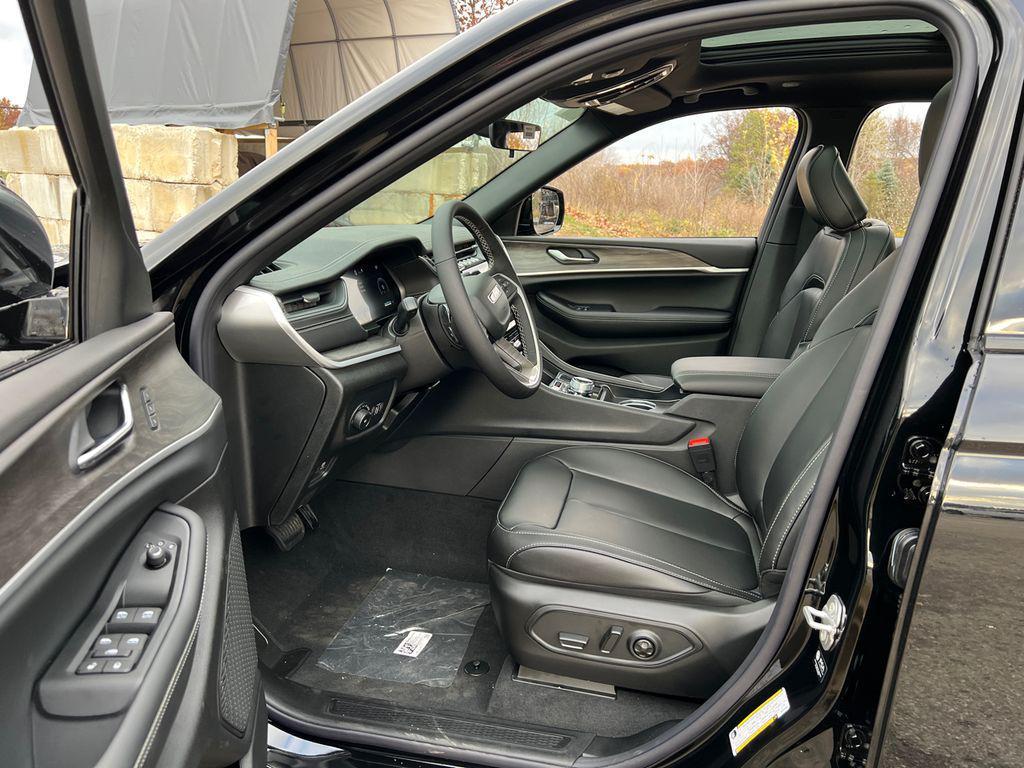 new 2025 Jeep Grand Cherokee car, priced at $46,808