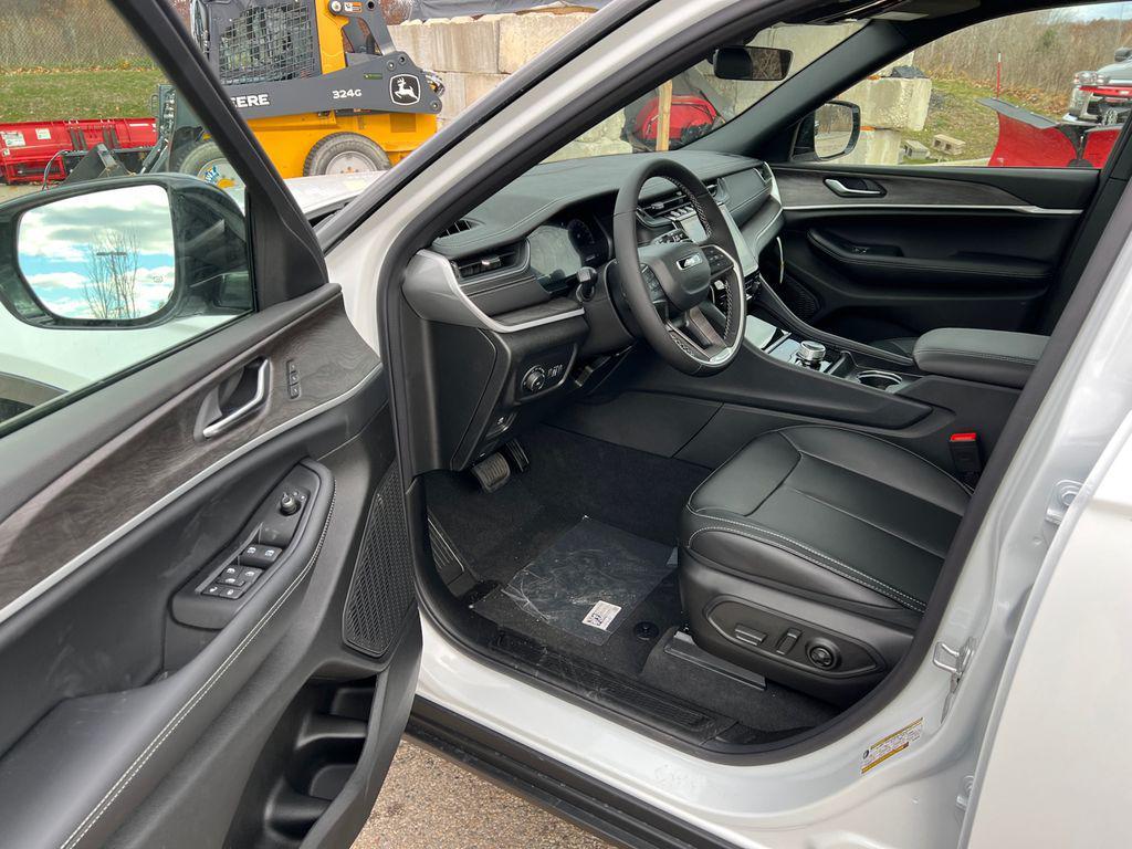 new 2025 Jeep Grand Cherokee L car, priced at $47,996