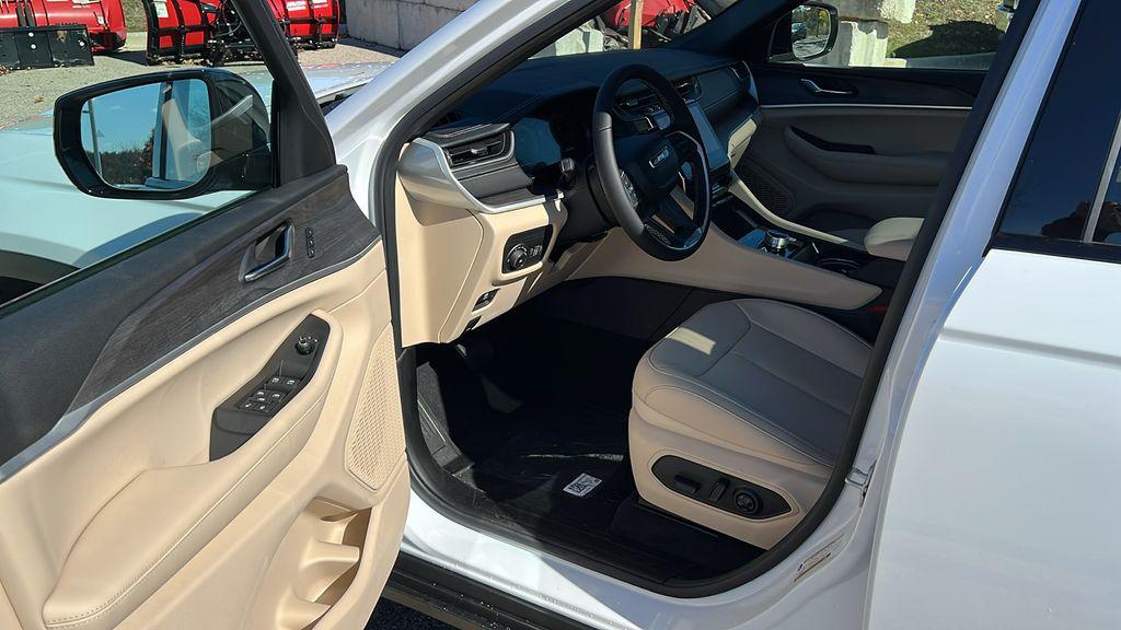 new 2025 Jeep Grand Cherokee car, priced at $42,614