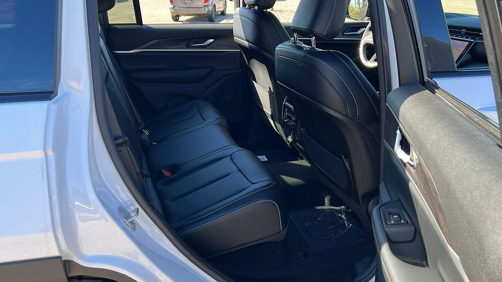 new 2025 Jeep Grand Cherokee car, priced at $40,464