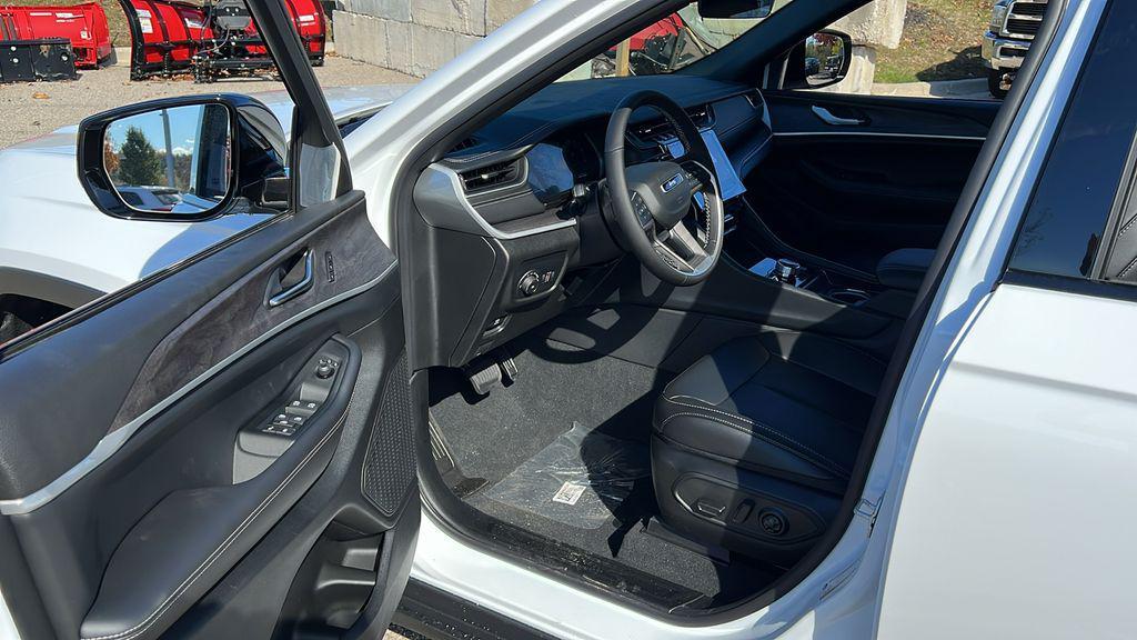 new 2025 Jeep Grand Cherokee car, priced at $40,464