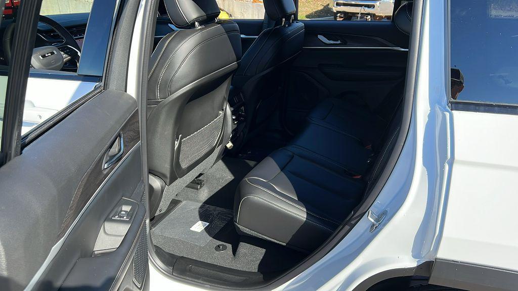 new 2025 Jeep Grand Cherokee car, priced at $40,464