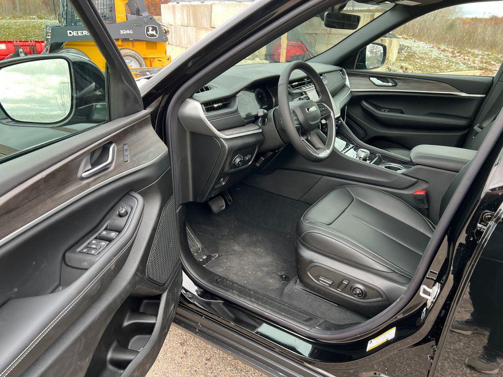 new 2025 Jeep Grand Cherokee car, priced at $46,808