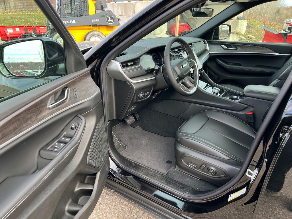 new 2025 Jeep Grand Cherokee car, priced at $46,808