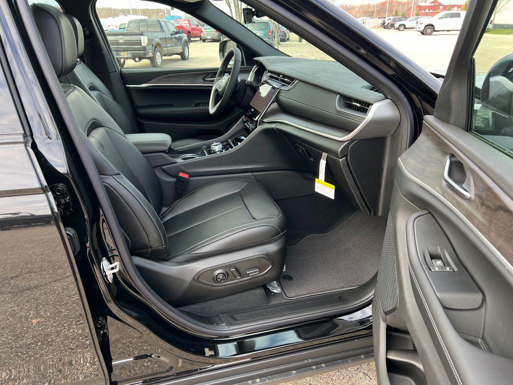 new 2025 Jeep Grand Cherokee car, priced at $46,808