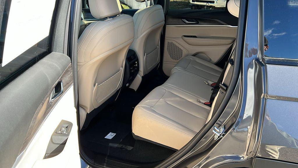 new 2025 Jeep Grand Cherokee car, priced at $43,124