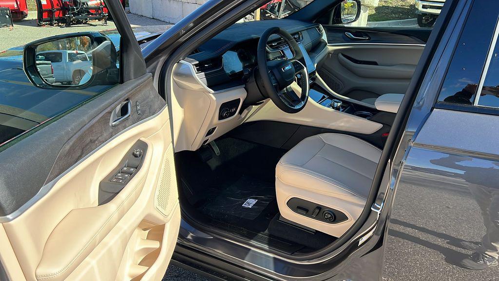 new 2025 Jeep Grand Cherokee car, priced at $43,124