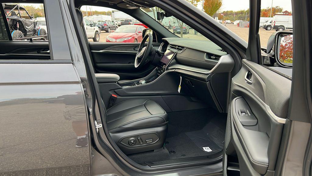new 2025 Jeep Grand Cherokee car, priced at $43,625