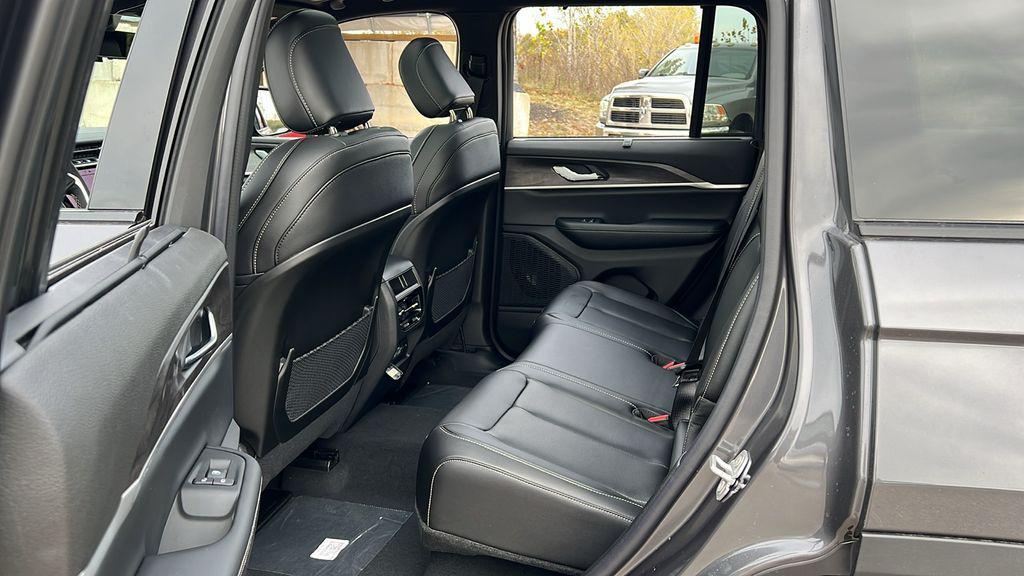 new 2025 Jeep Grand Cherokee car, priced at $43,625