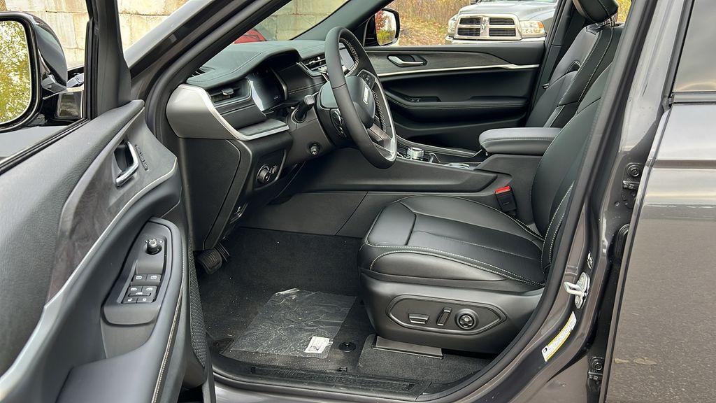 new 2025 Jeep Grand Cherokee car, priced at $43,625