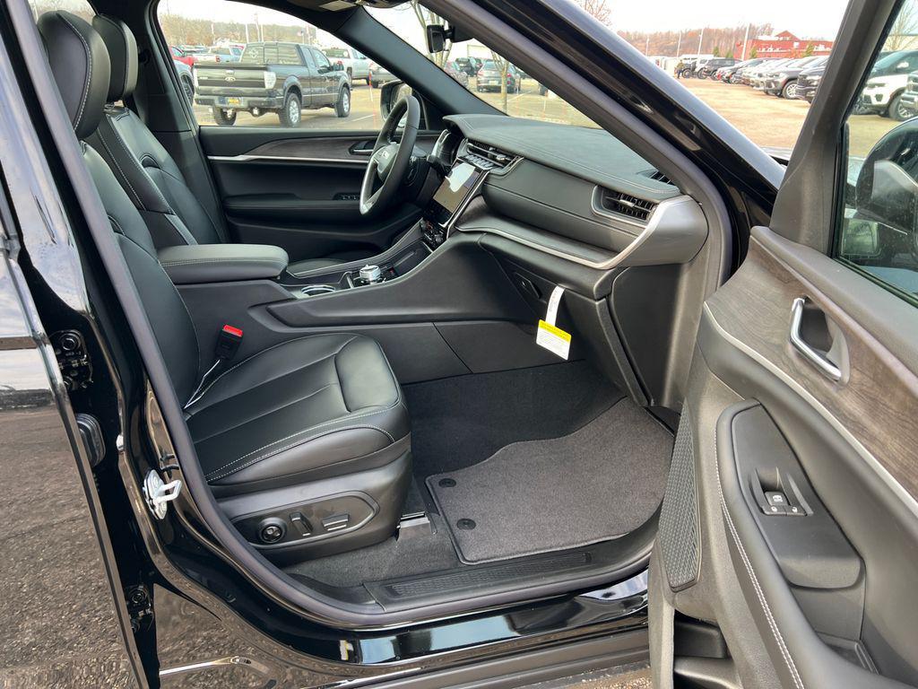 new 2025 Jeep Grand Cherokee car, priced at $46,808