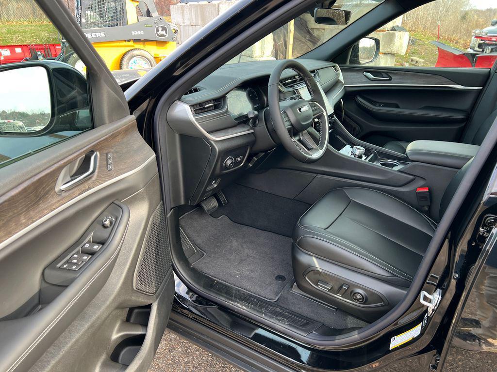 new 2025 Jeep Grand Cherokee car, priced at $46,808