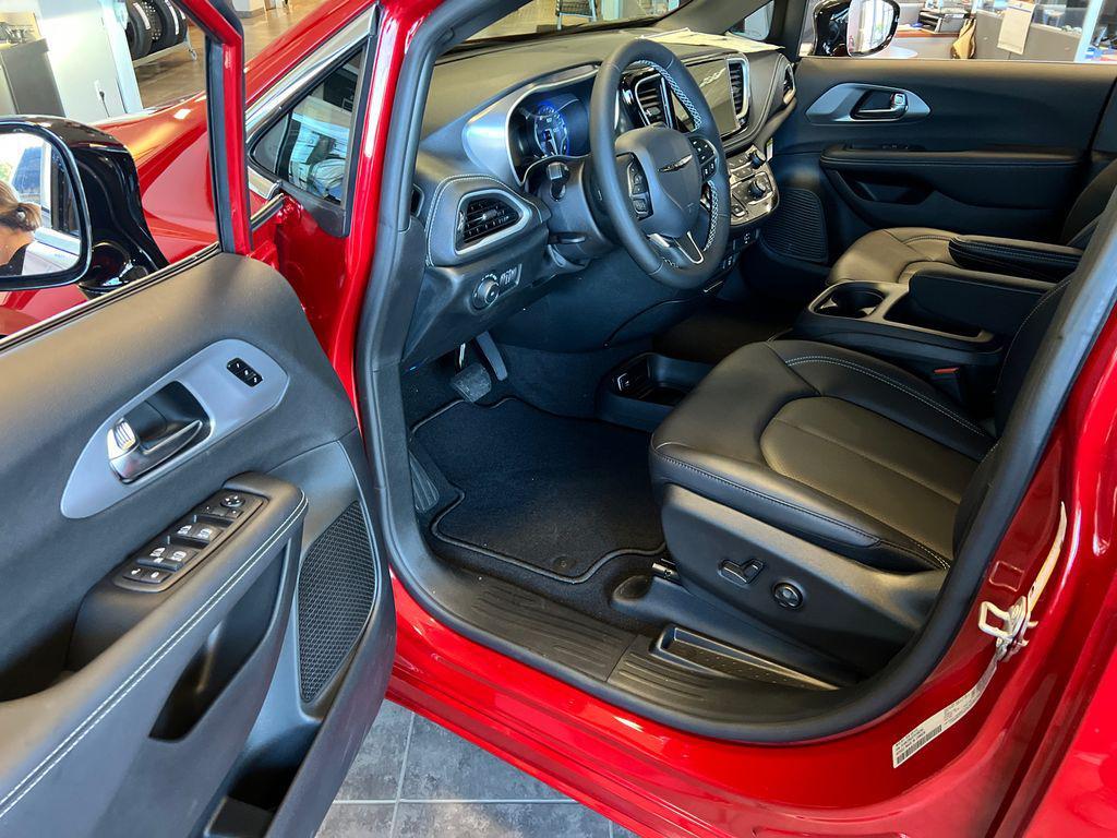 new 2026 Chrysler Pacifica car, priced at $43,546