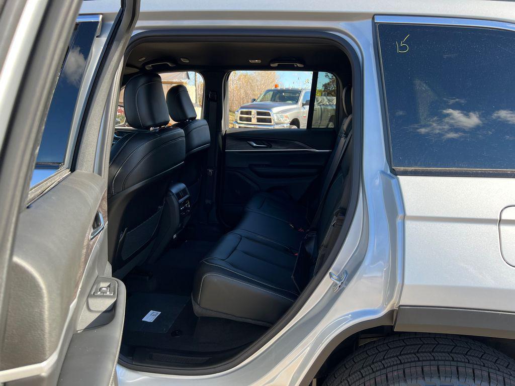new 2025 Jeep Grand Cherokee car, priced at $40,974