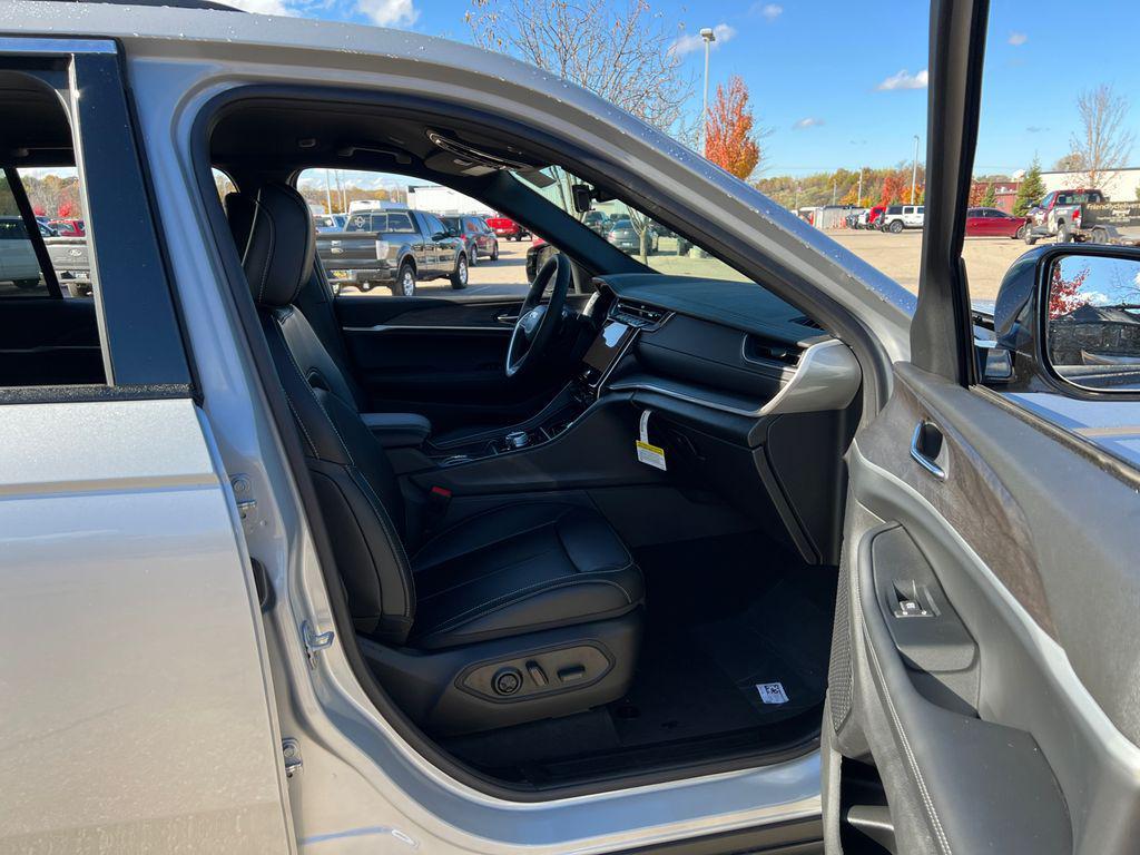 new 2025 Jeep Grand Cherokee car, priced at $40,974