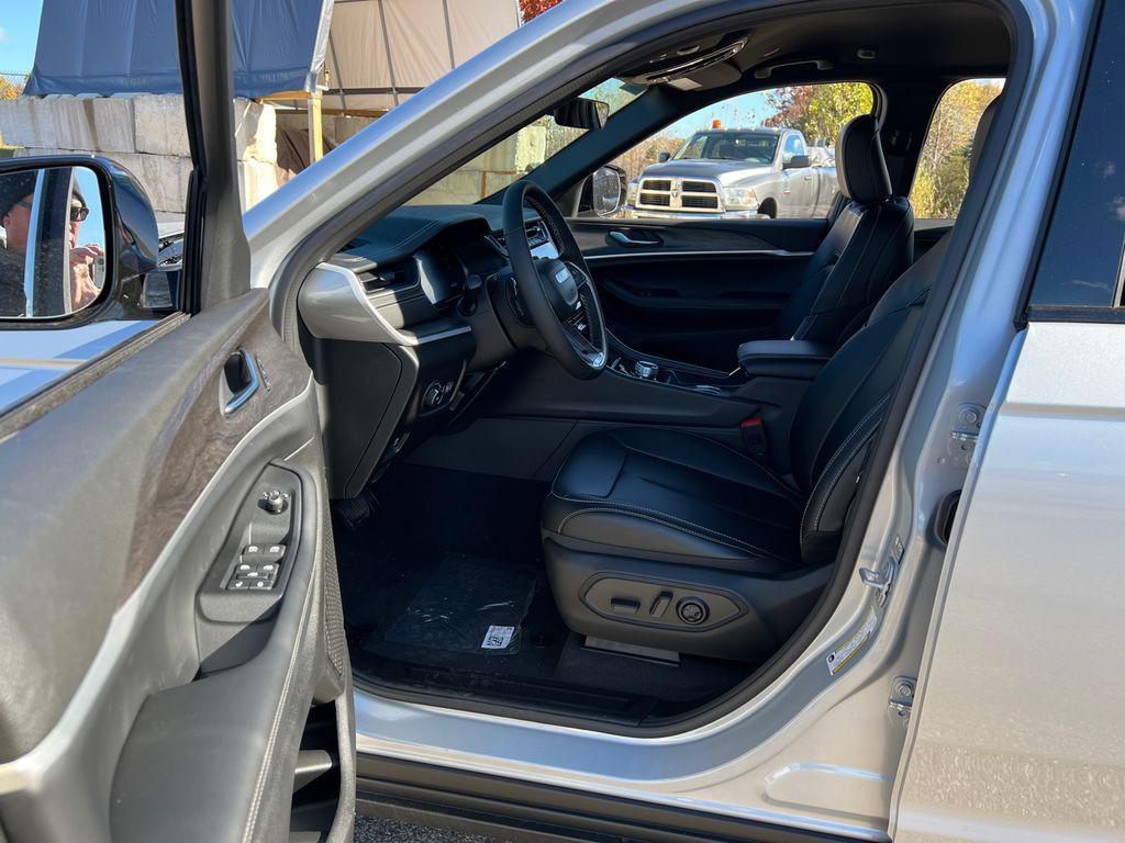 new 2025 Jeep Grand Cherokee car, priced at $40,974