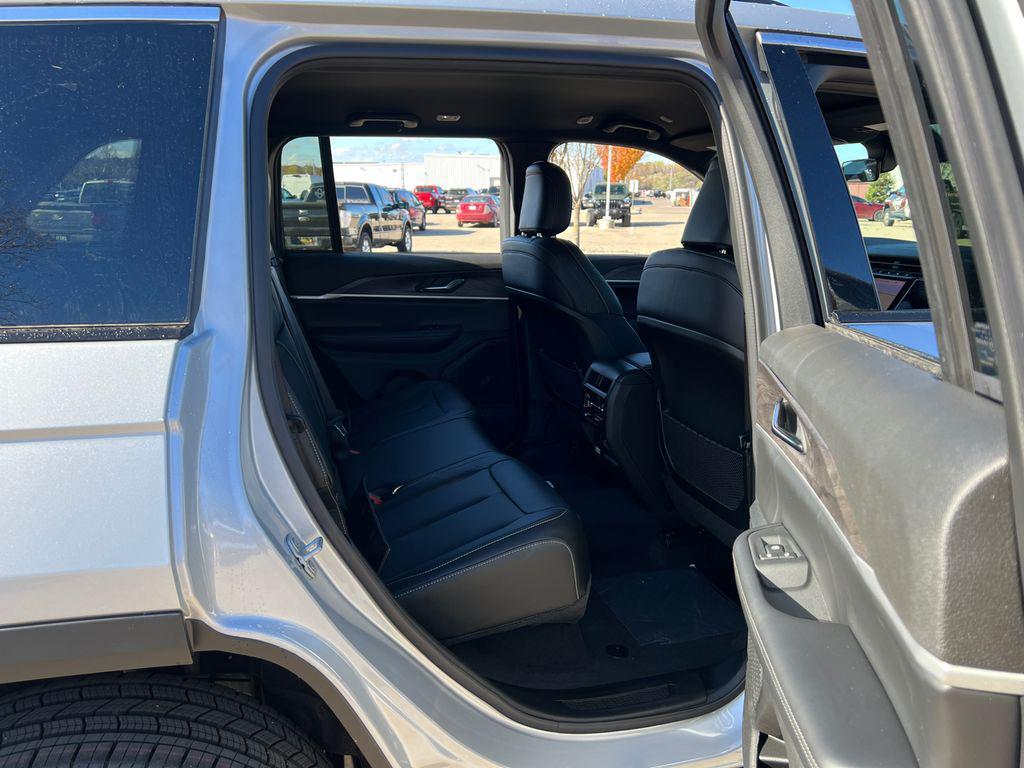 new 2025 Jeep Grand Cherokee car, priced at $40,974