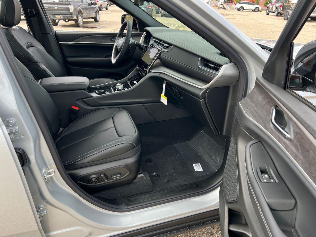 new 2025 Jeep Grand Cherokee car, priced at $45,625