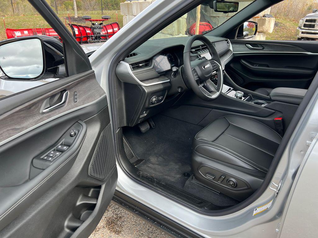 new 2025 Jeep Grand Cherokee car, priced at $45,625