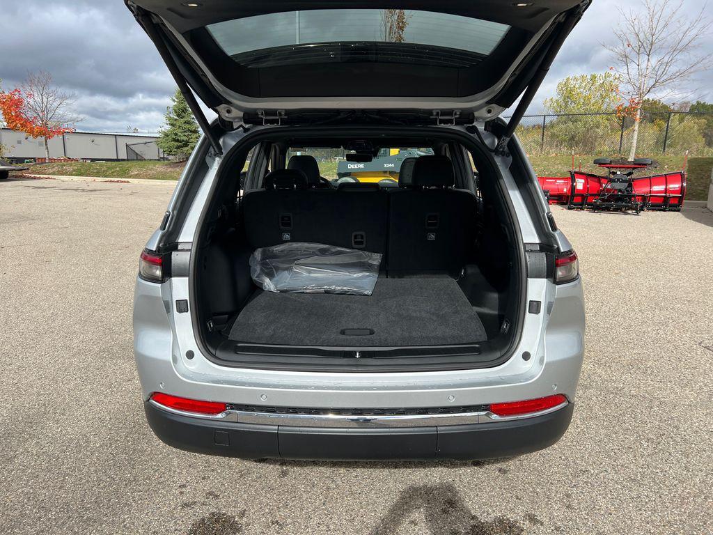 new 2025 Jeep Grand Cherokee car, priced at $45,625